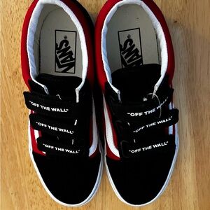 NWT Vans black and white “off the wall”. Size 7